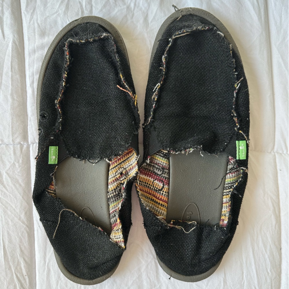 Sanuk black sidewalk surfers